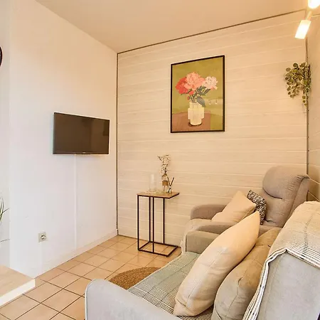 T2 Calme Avec Balcon Et Wifi - Fr-1-841-79 *